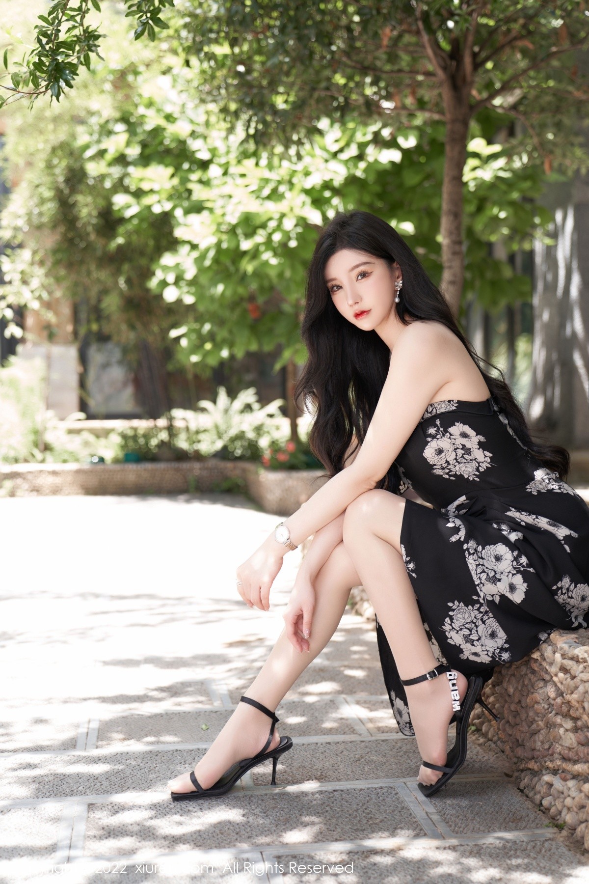 xgyw.top_XiuRen第5307期_女神周于希Sally心愿旅拍黑色露肩连衣长裙秀完美身材诱惑写真90P