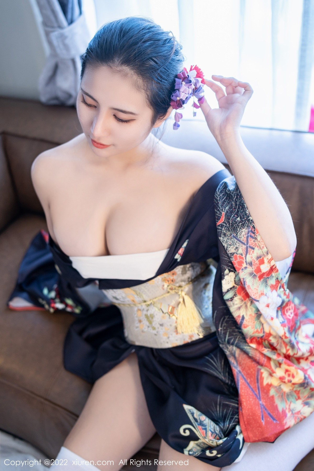 xgyw.top_XiuRen第5309期_模特久久Aimee日系居家和服半脱露白色抹胸内衣秀豪乳诱惑写真62P