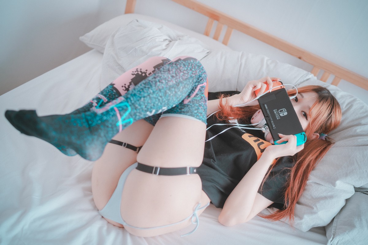 xgyw.top_[DJAWA]No.145_模特Zia_Porn Hub Girl主题私房床上半脱秀豪乳翘臀极致诱惑写真54P