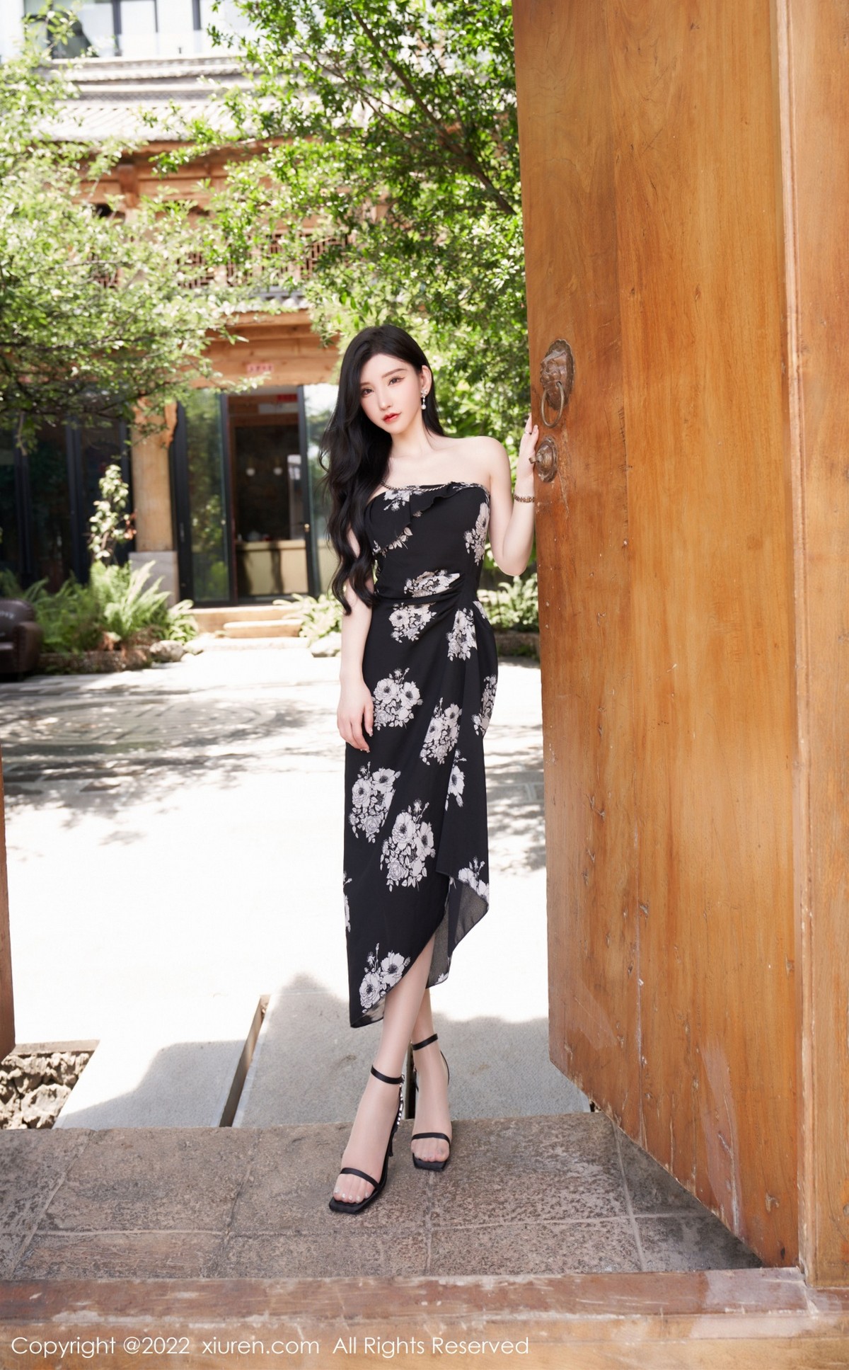 xgyw.top_XiuRen第5307期_女神周于希Sally心愿旅拍黑色露肩连衣长裙秀完美身材诱惑写真90P