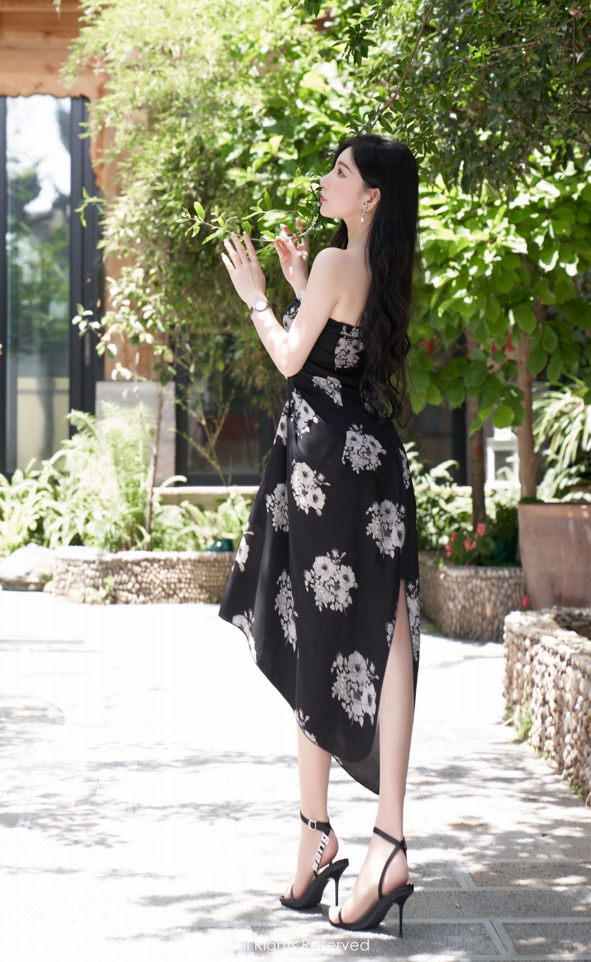 xgyw.top_XiuRen第5307期_女神周于希Sally心愿旅拍黑色露肩连衣长裙秀完美身材诱惑写真90P