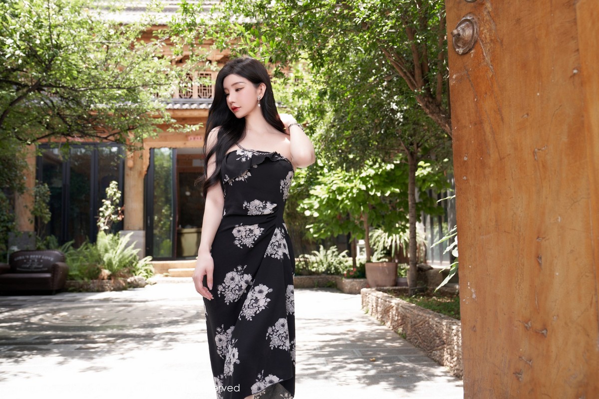 xgyw.top_XiuRen第5307期_女神周于希Sally心愿旅拍黑色露肩连衣长裙秀完美身材诱惑写真90P