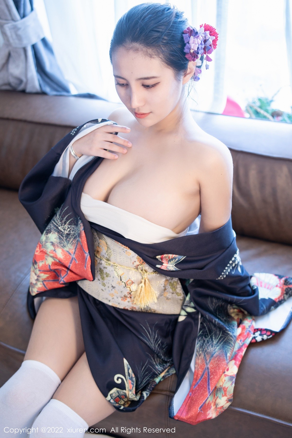 xgyw.top_XiuRen第5309期_模特久久Aimee日系居家和服半脱露白色抹胸内衣秀豪乳诱惑写真62P