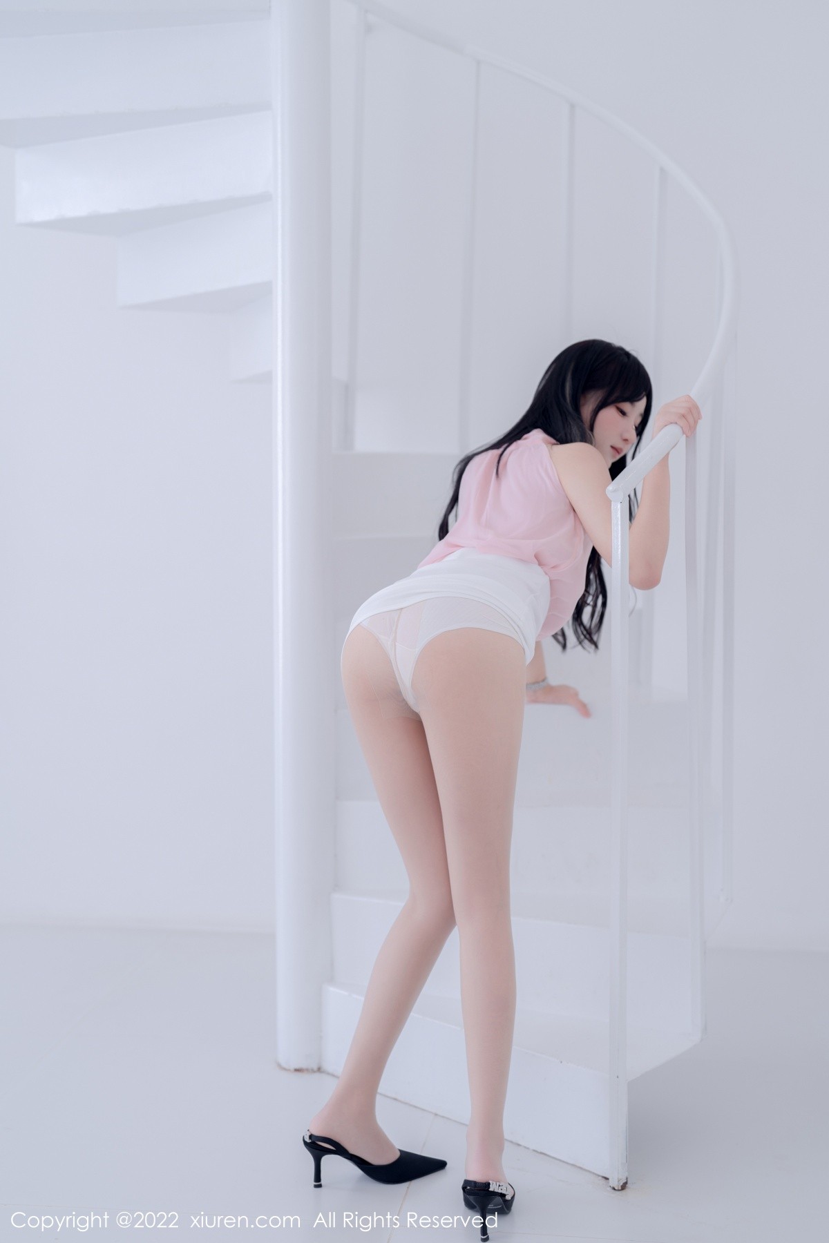 xgyw.top_XiuRen第5318期_女神小果冻儿大理旅拍性感粉色上衣配白色短裙秀美腿诱惑写真76P