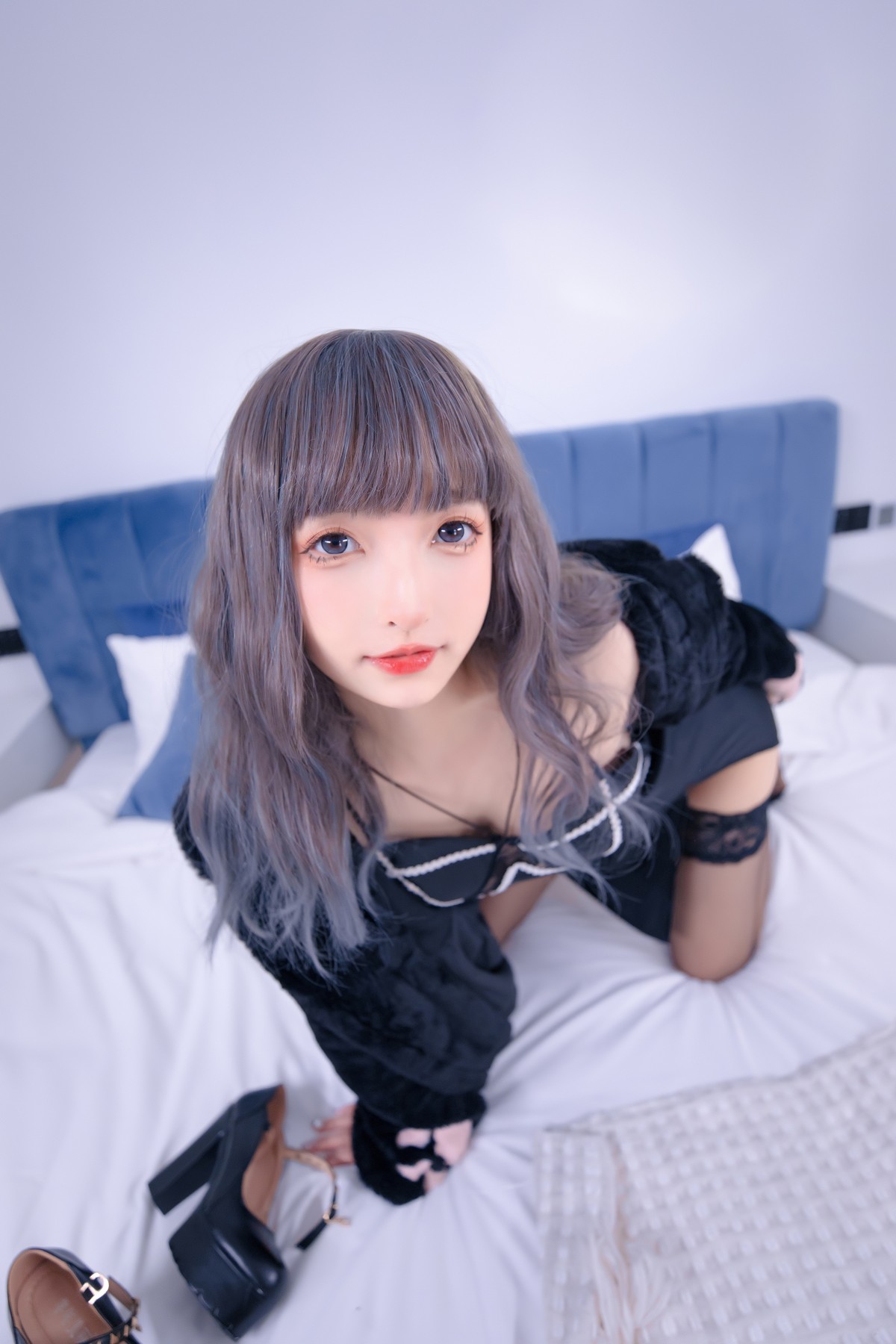 xgyw.top_萝莉美女神楽坂真冬夜色撩人主题私房床上性感黑色服饰配黑色蕾丝袜诱惑写真75P