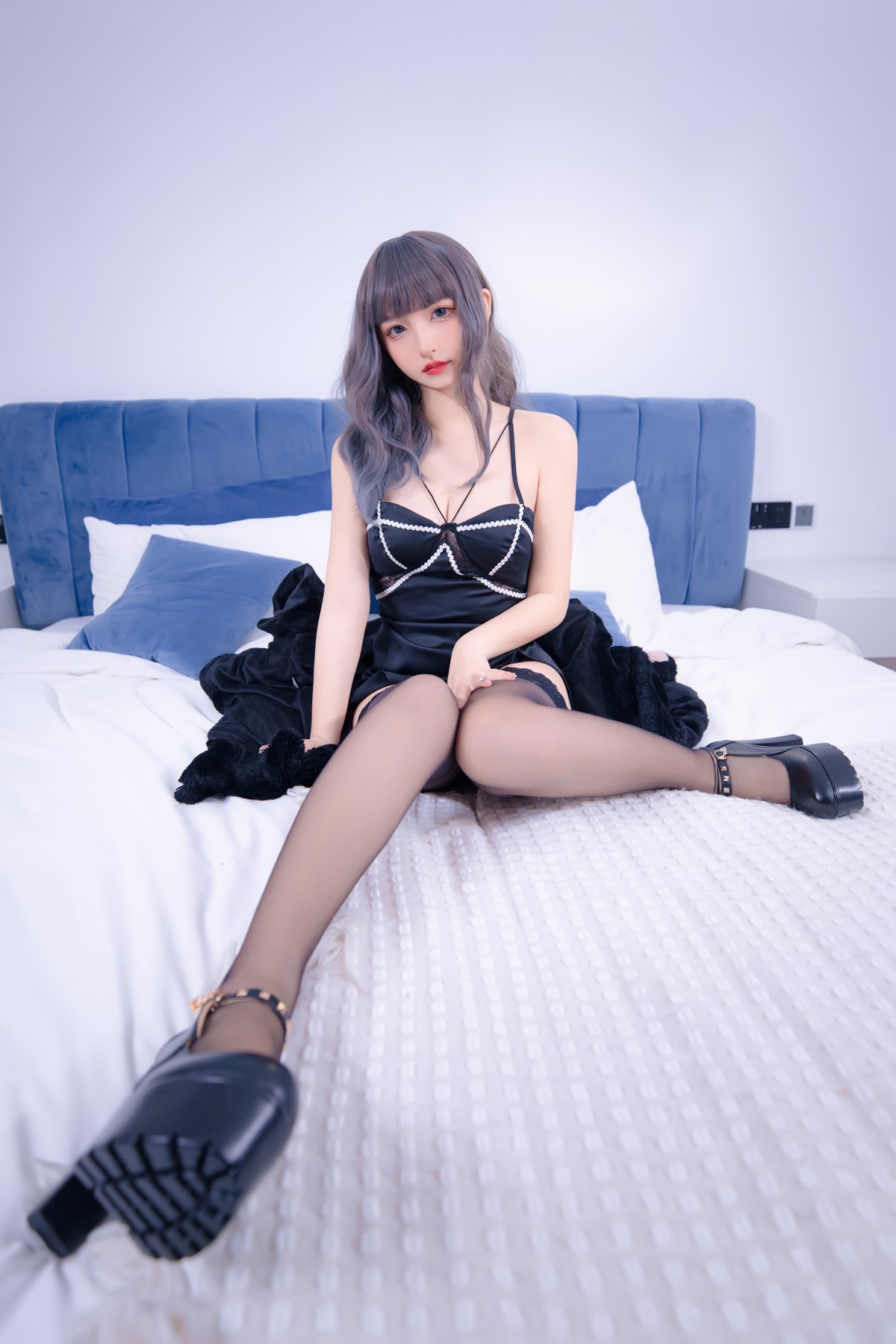 xgyw.top_萝莉美女神楽坂真冬夜色撩人主题私房床上性感黑色服饰配黑色蕾丝袜诱惑写真75P