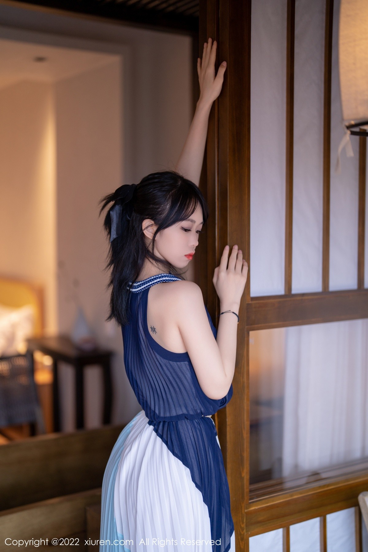 xgyw.top_XiuRen第5327期_模特奶瓶大理旅拍脱连衣裙露性感蕾丝内衣秀苗条身材诱惑写真53P