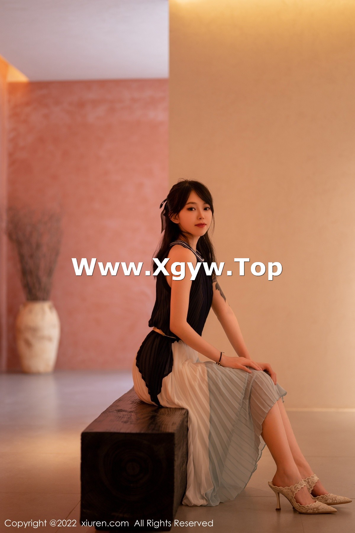 xgyw.top_XiuRen第5327期_模特奶瓶大理旅拍脱连衣裙露性感蕾丝内衣秀苗条身材诱惑写真53P