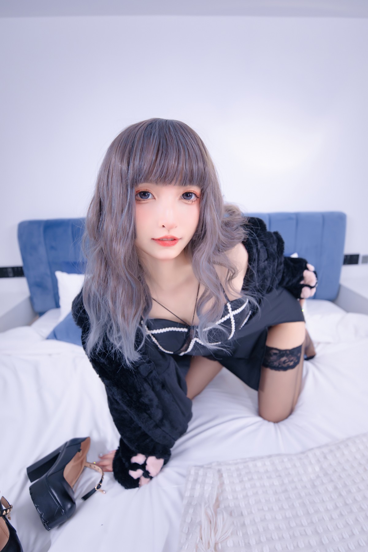 xgyw.top_萝莉美女神楽坂真冬夜色撩人主题私房床上性感黑色服饰配黑色蕾丝袜诱惑写真75P