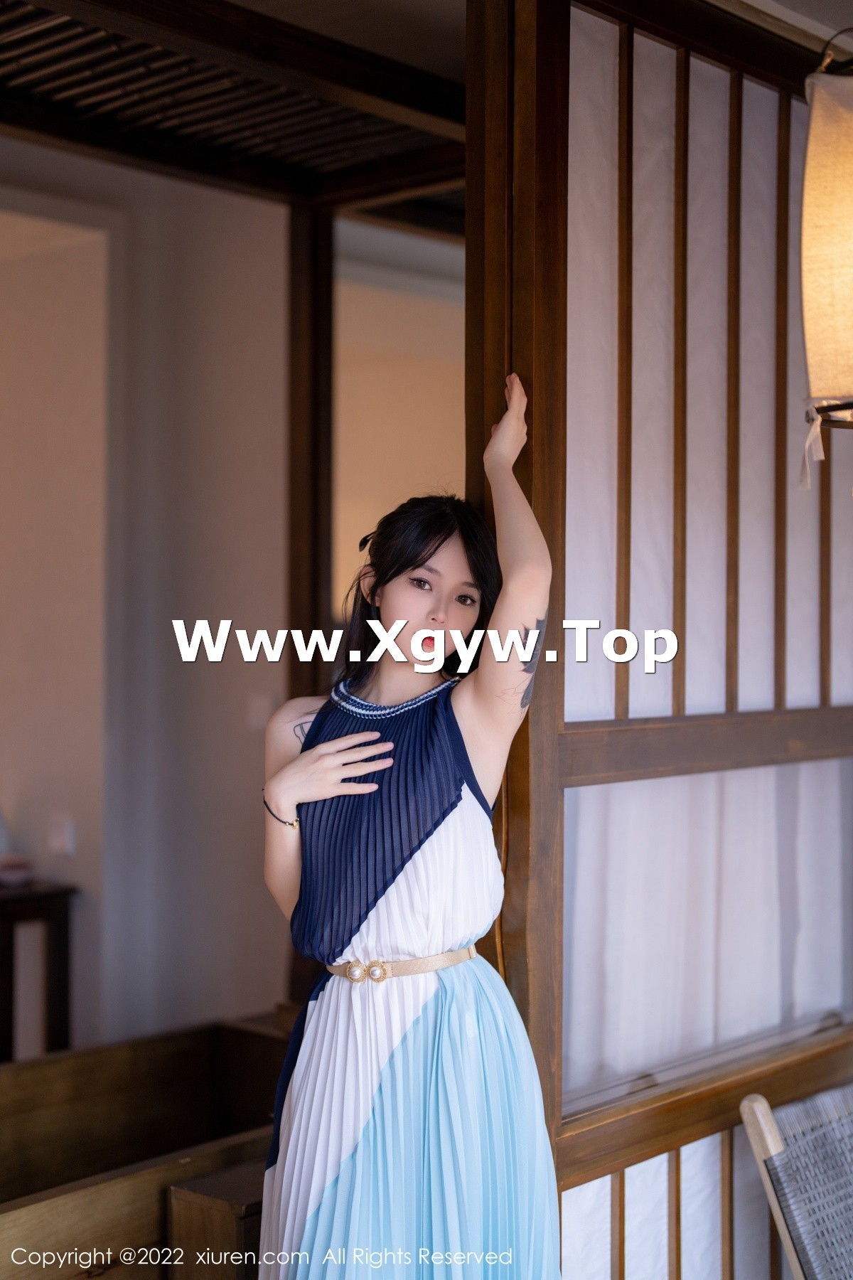 xgyw.top_XiuRen第5327期_模特奶瓶大理旅拍脱连衣裙露性感蕾丝内衣秀苗条身材诱惑写真53P