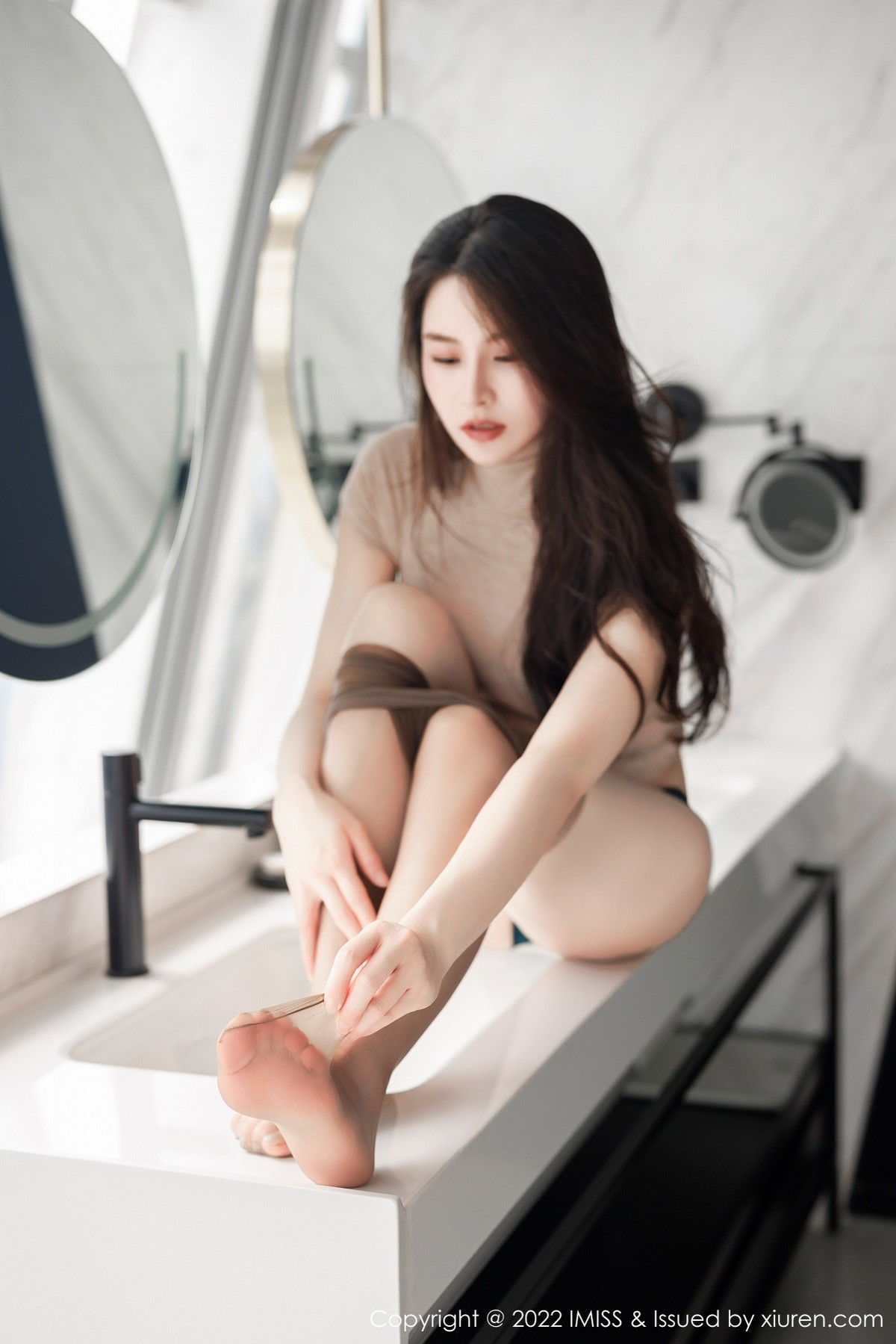 xgyw.top_[IMISS爱蜜社]Vol.692_气质美女Vanessa私房脱收身连衣裙露性感蕾丝内衣完美诱惑写真46P