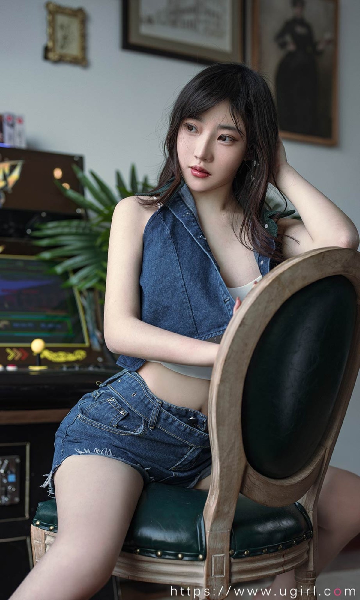 xgyw.top_[Ugirls爱尤物]No.2376_模特西门小玉性感白色吊带内衣配牛仔短裤秀白嫩肌肤诱惑写真35P