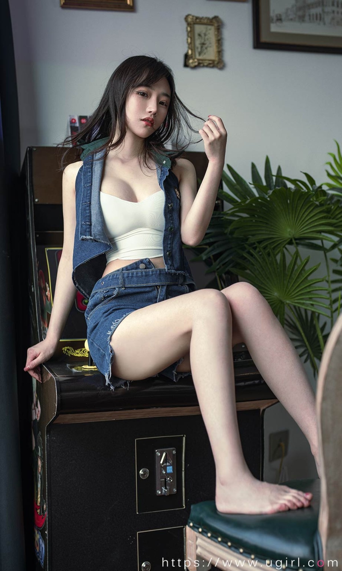 xgyw.top_[Ugirls爱尤物]No.2376_模特西门小玉性感白色吊带内衣配牛仔短裤秀白嫩肌肤诱惑写真35P