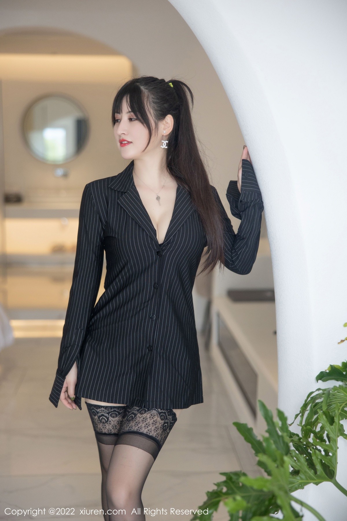 xgyw.top_XiuRen第5335期_模特诗诗kiki大理旅拍半脱黑色条纹T恤露性感蕾丝内衣诱惑写真83P