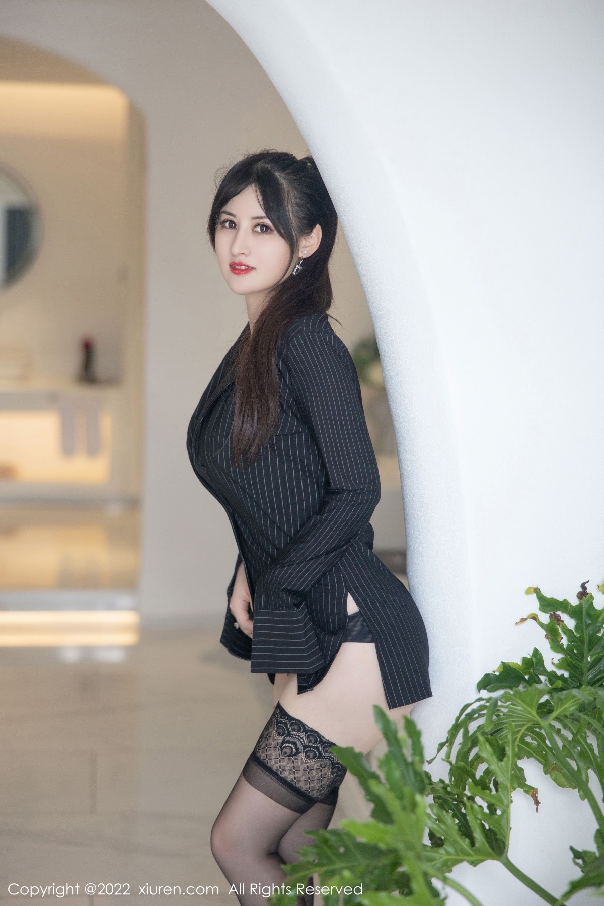 xgyw.top_XiuRen第5335期_模特诗诗kiki大理旅拍半脱黑色条纹T恤露性感蕾丝内衣诱惑写真83P