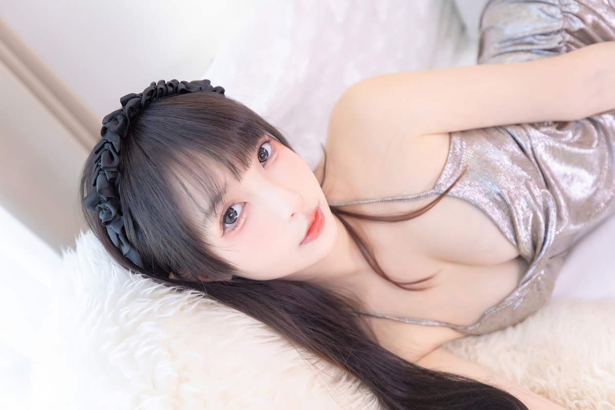 xgyw.top_萝莉美女神楽坂真冬午后红茶主题私房低胸吊带裙配超薄肉丝秀翘臀诱惑写真75P