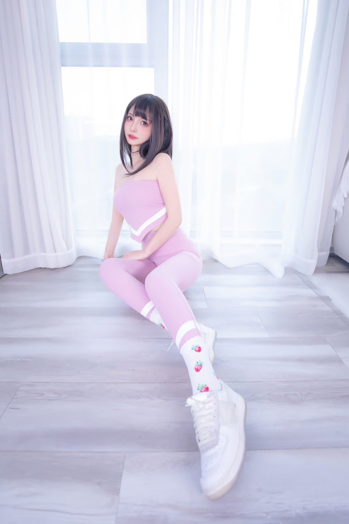 xgyw.top_萝莉美女神楽坂真冬草莓蜜桃主题私房性感粉色运动服饰秀完美身材诱惑写真75P