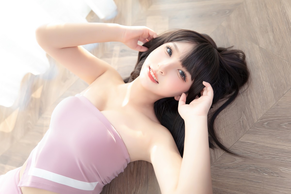 xgyw.top_萝莉美女神楽坂真冬草莓蜜桃主题私房性感粉色运动服饰秀完美身材诱惑写真75P
