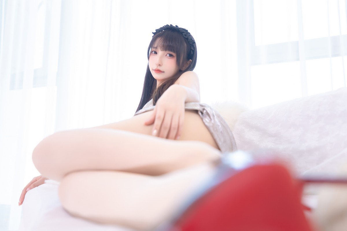 xgyw.top_萝莉美女神楽坂真冬午后红茶主题私房低胸吊带裙配超薄肉丝秀翘臀诱惑写真75P