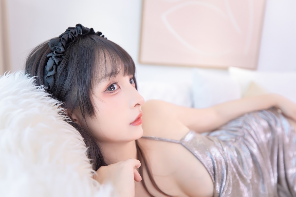 xgyw.top_萝莉美女神楽坂真冬午后红茶主题私房低胸吊带裙配超薄肉丝秀翘臀诱惑写真75P
