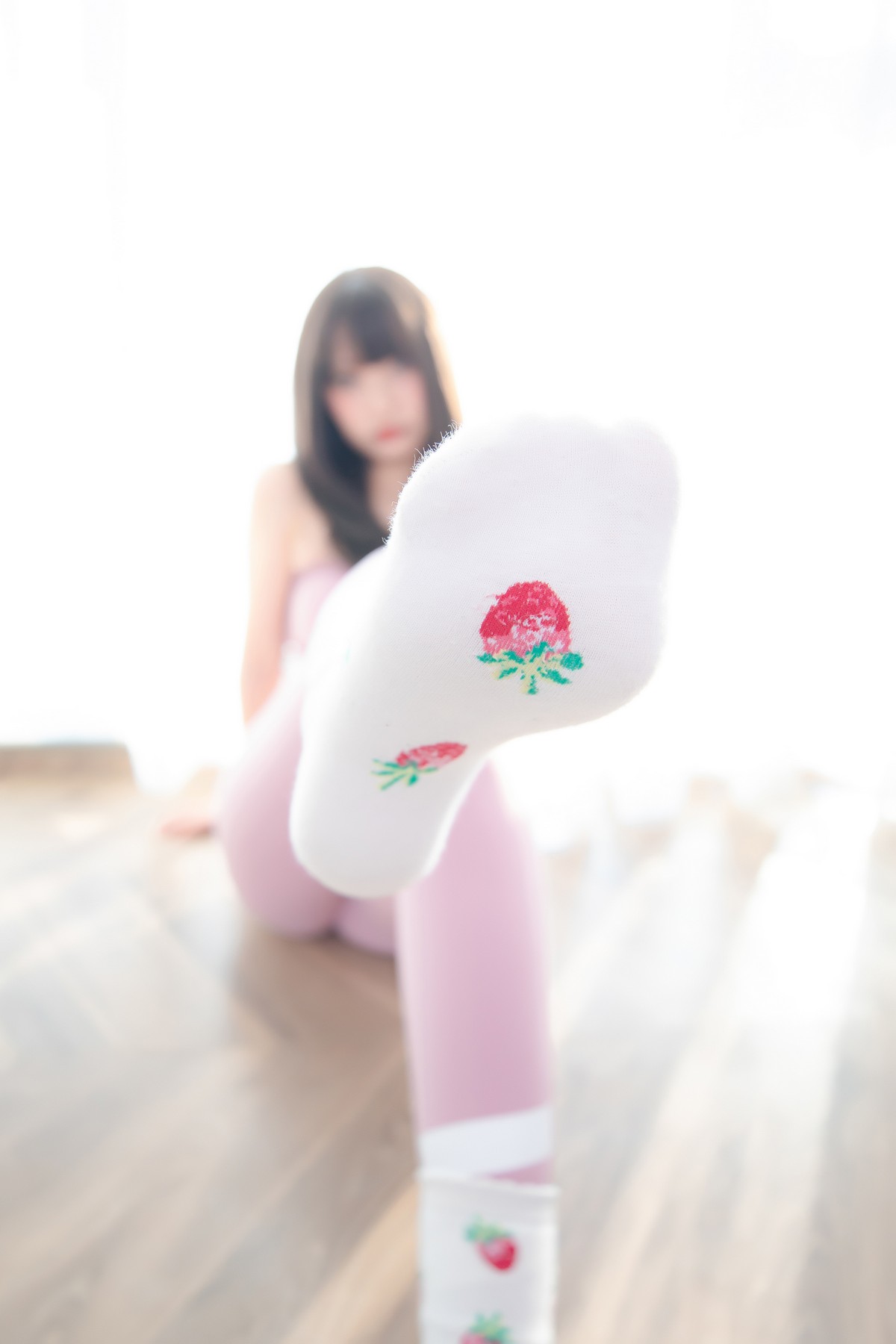 xgyw.top_萝莉美女神楽坂真冬草莓蜜桃主题私房性感粉色运动服饰秀完美身材诱惑写真75P