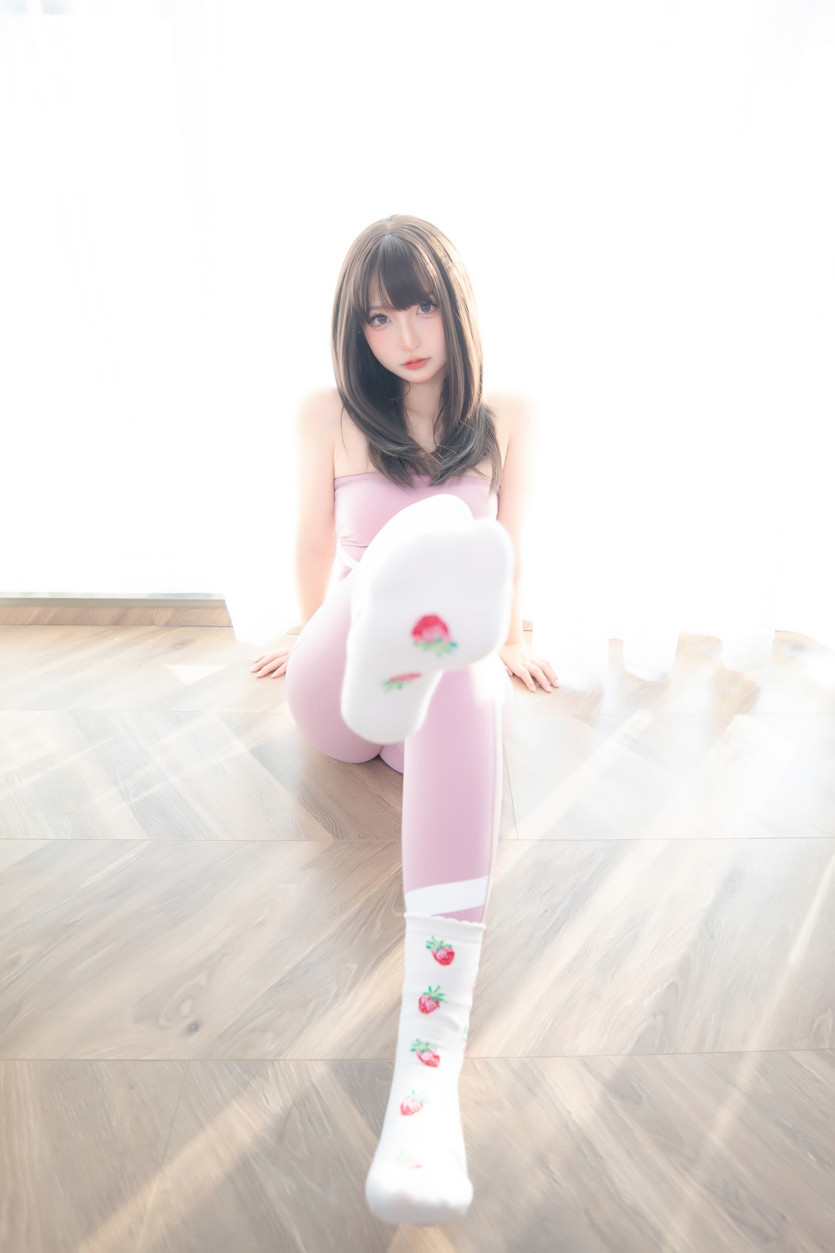 xgyw.top_萝莉美女神楽坂真冬草莓蜜桃主题私房性感粉色运动服饰秀完美身材诱惑写真75P