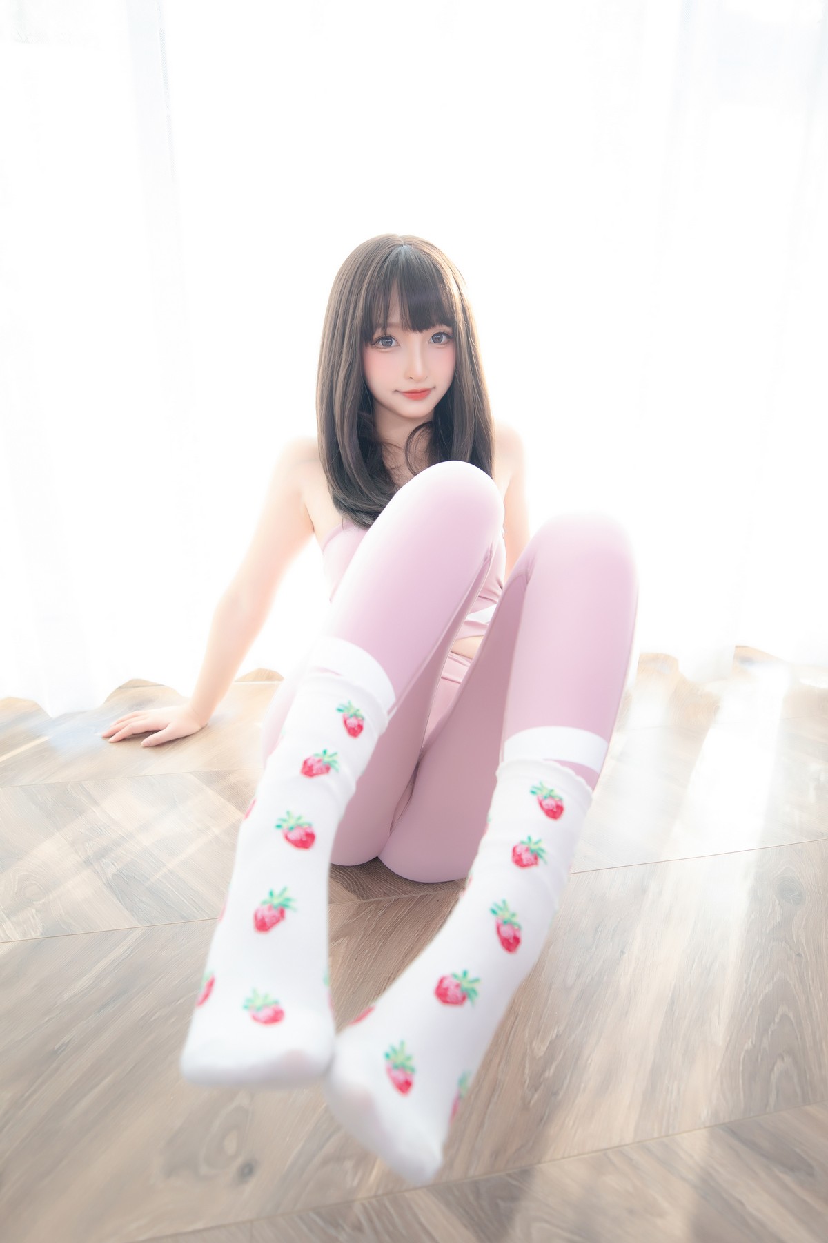 xgyw.top_萝莉美女神楽坂真冬草莓蜜桃主题私房性感粉色运动服饰秀完美身材诱惑写真75P