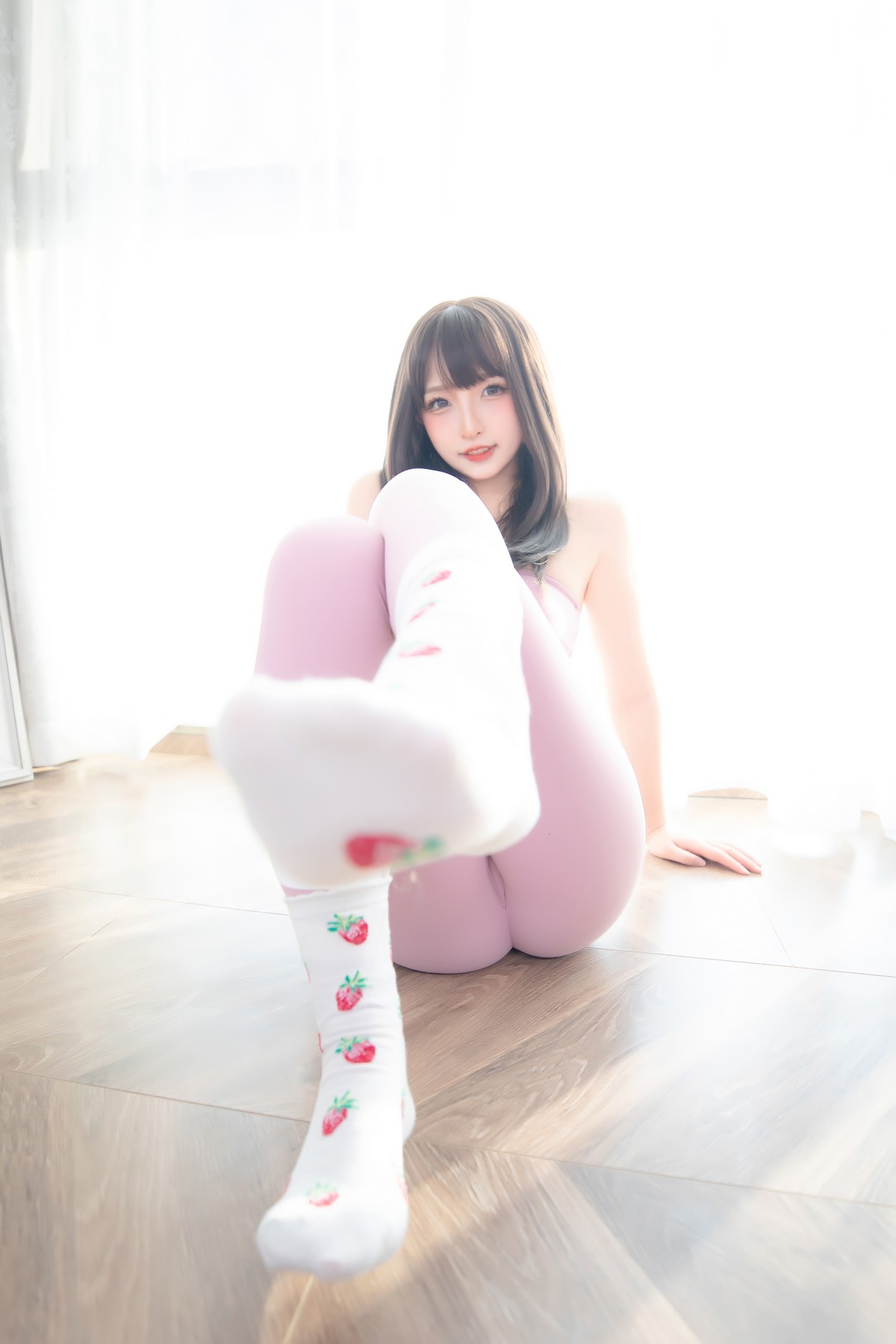 xgyw.top_萝莉美女神楽坂真冬草莓蜜桃主题私房性感粉色运动服饰秀完美身材诱惑写真75P