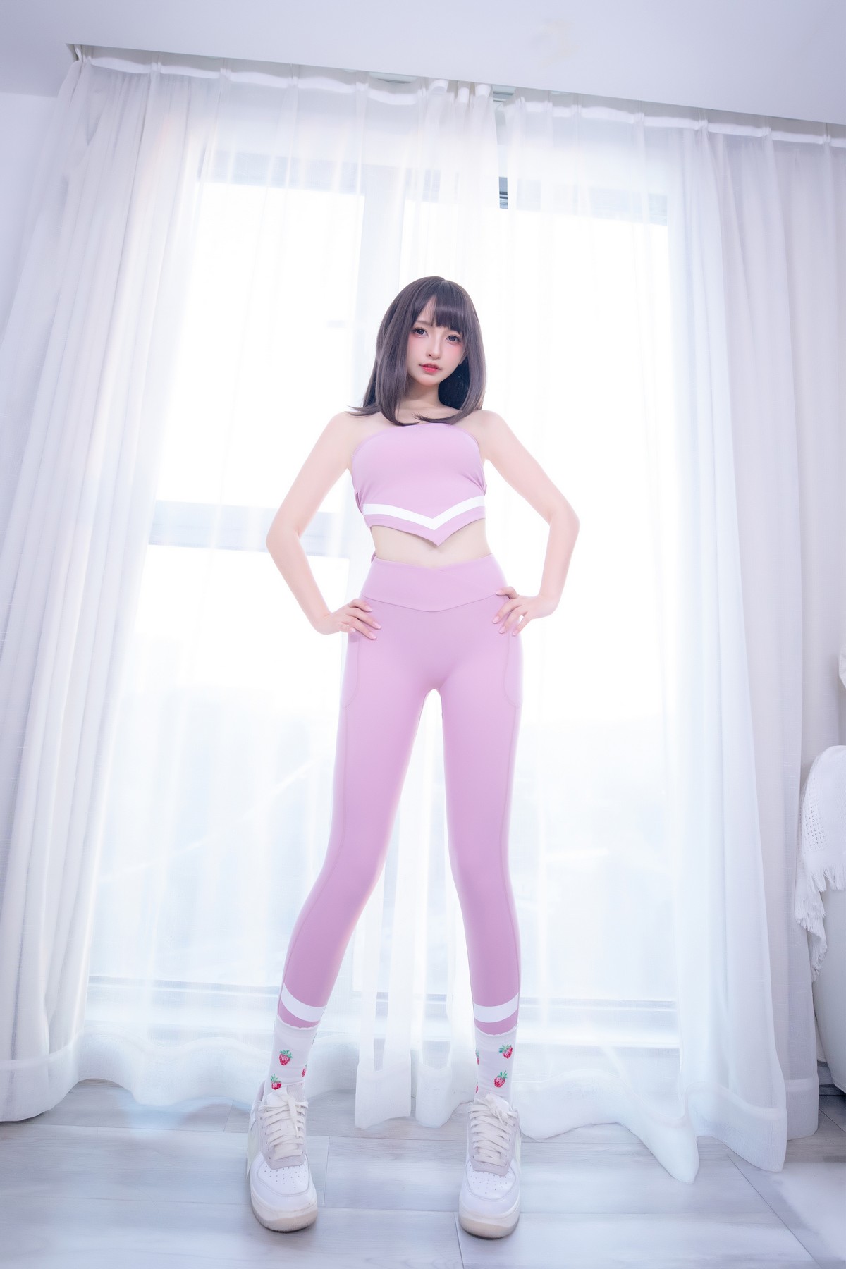 xgyw.top_萝莉美女神楽坂真冬草莓蜜桃主题私房性感粉色运动服饰秀完美身材诱惑写真75P