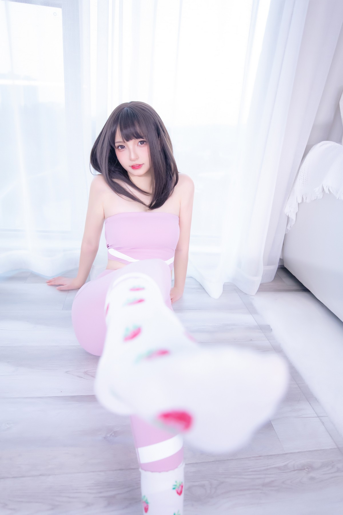 xgyw.top_萝莉美女神楽坂真冬草莓蜜桃主题私房性感粉色运动服饰秀完美身材诱惑写真75P