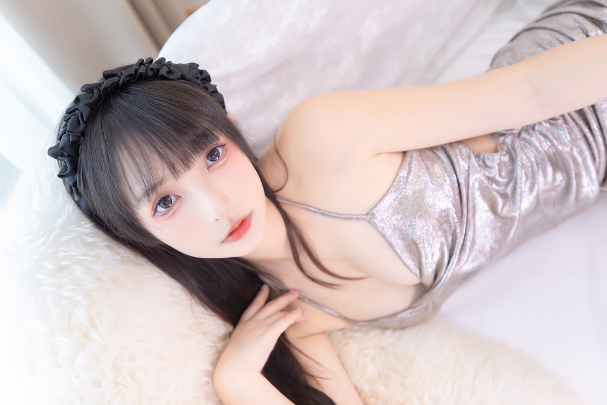 xgyw.top_萝莉美女神楽坂真冬午后红茶主题私房低胸吊带裙配超薄肉丝秀翘臀诱惑写真75P