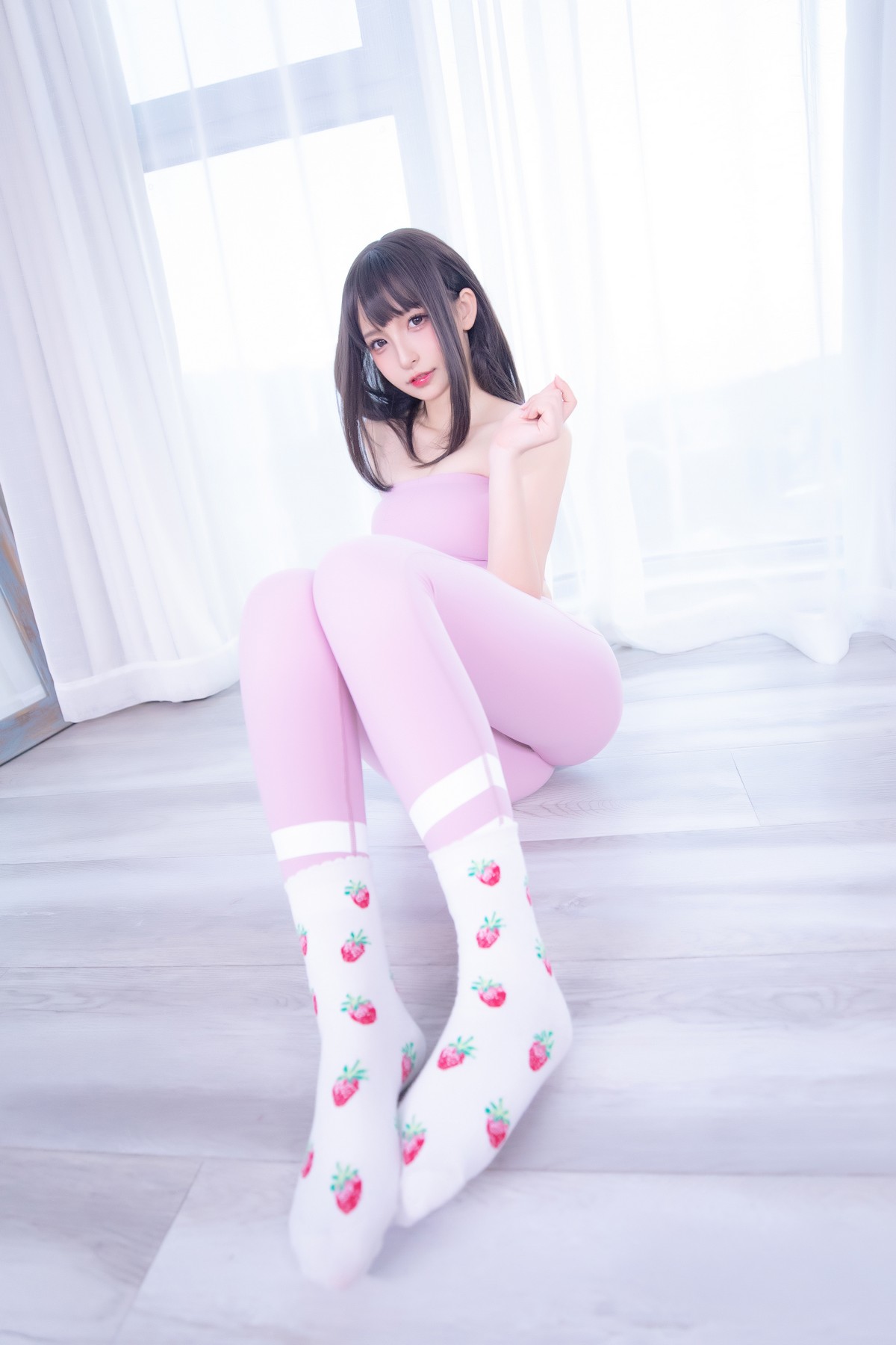 xgyw.top_萝莉美女神楽坂真冬草莓蜜桃主题私房性感粉色运动服饰秀完美身材诱惑写真75P