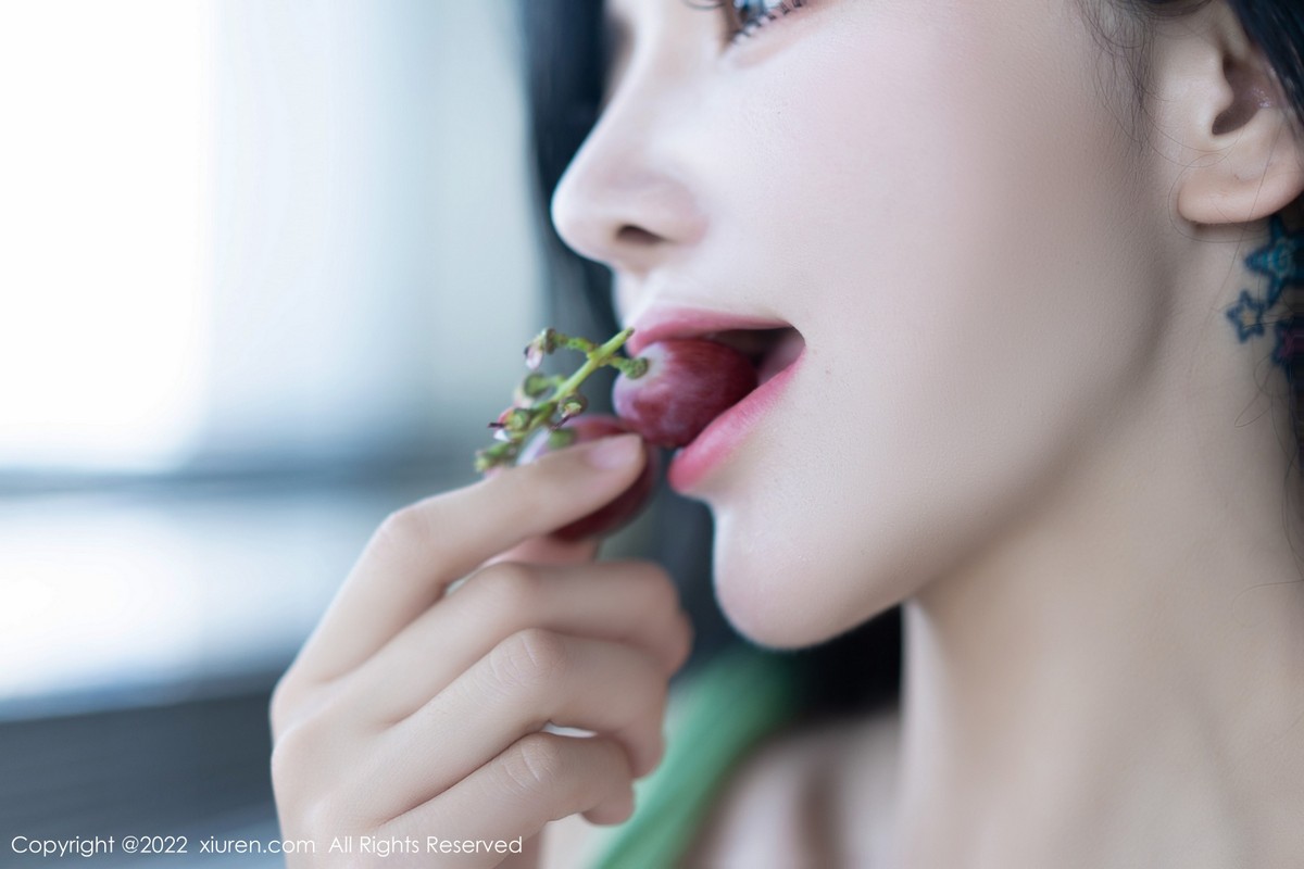 xgyw.top_XiuRen第5357期_女神刘钰儿私房性感绿色连衣裙配超薄无内肉丝惹火诱惑写真81P