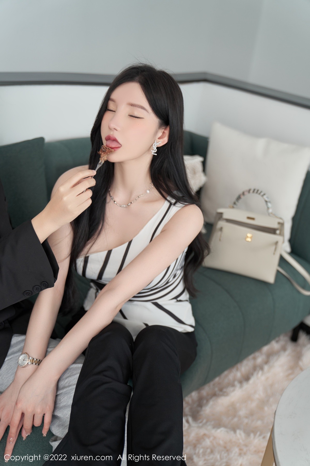xgyw.top_XiuRen第5361期_女神周于希Sally心愿旅拍性感露肩上衣配超薄肉丝完美诱惑写真77P
