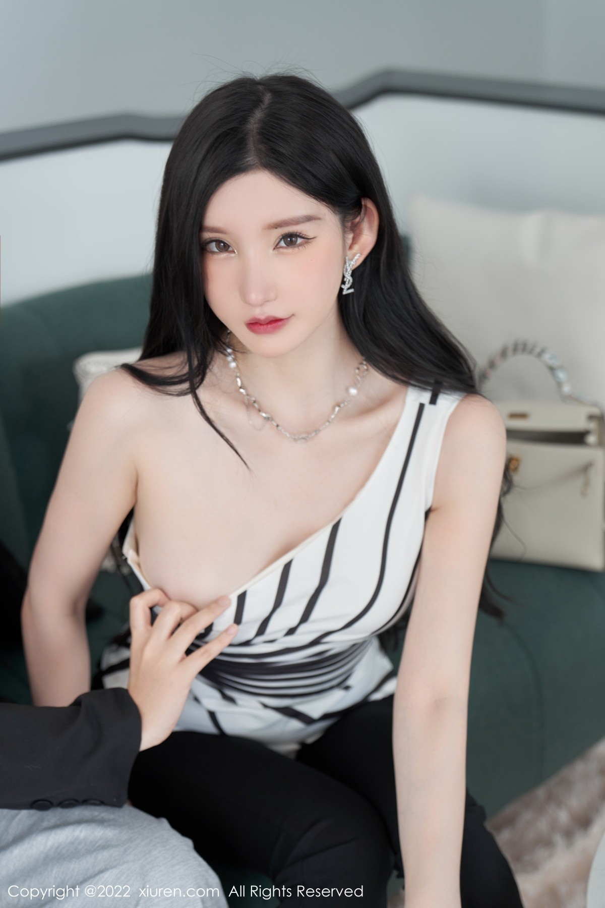 xgyw.top_XiuRen第5361期_女神周于希Sally心愿旅拍性感露肩上衣配超薄肉丝完美诱惑写真77P