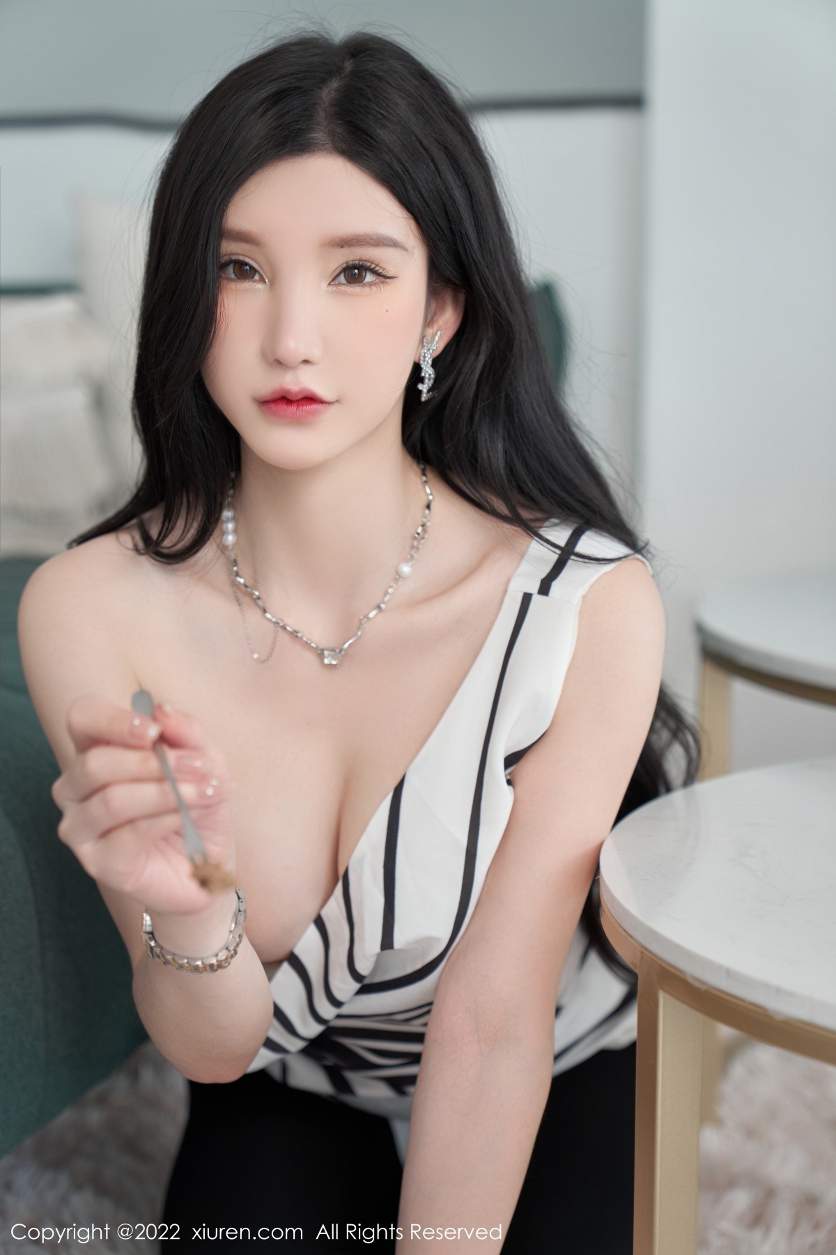 xgyw.top_XiuRen第5361期_女神周于希Sally心愿旅拍性感露肩上衣配超薄肉丝完美诱惑写真77P