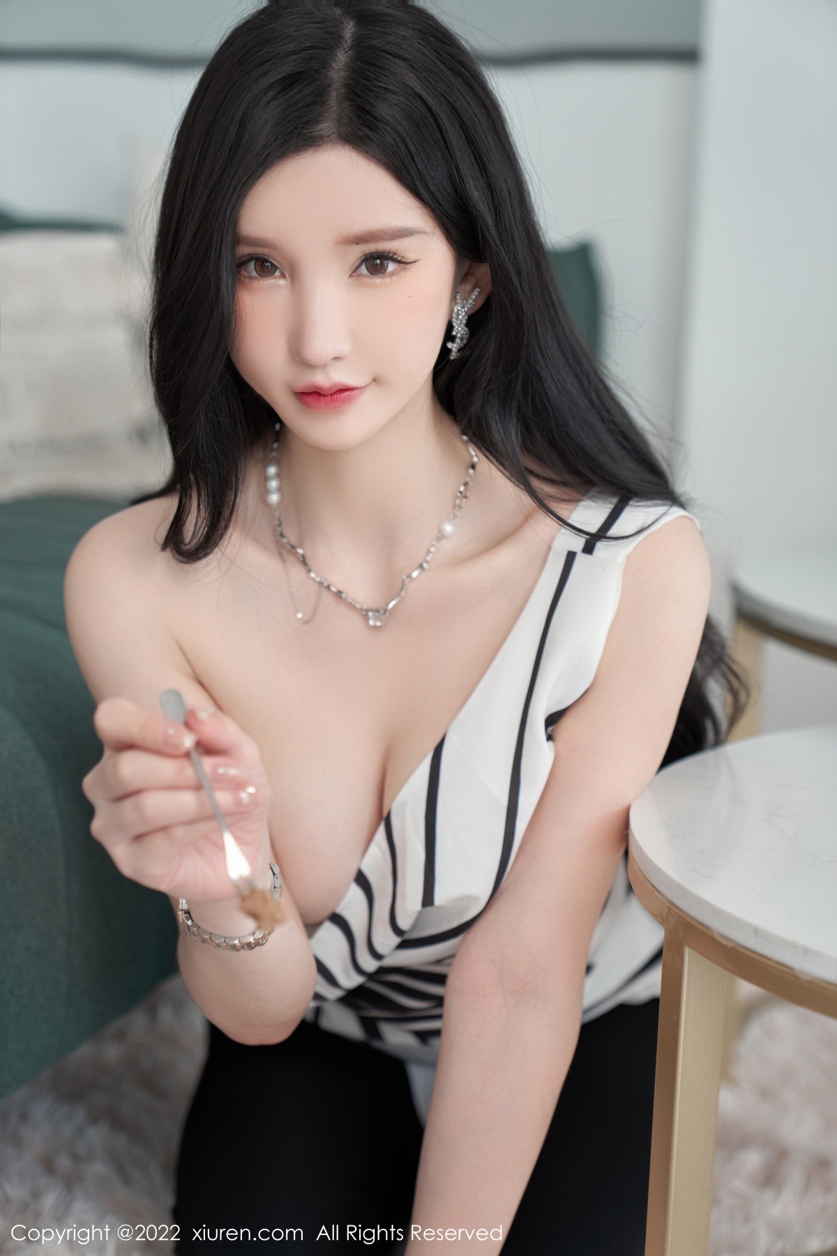 xgyw.top_XiuRen第5361期_女神周于希Sally心愿旅拍性感露肩上衣配超薄肉丝完美诱惑写真77P