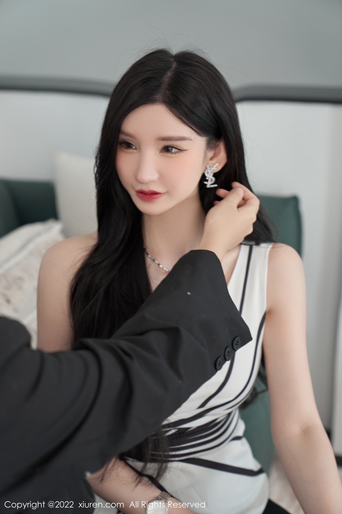 xgyw.top_XiuRen第5361期_女神周于希Sally心愿旅拍性感露肩上衣配超薄肉丝完美诱惑写真77P