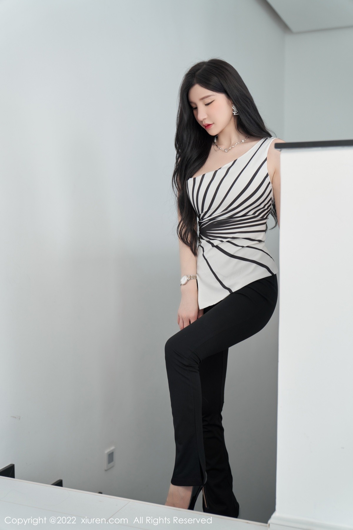 xgyw.top_XiuRen第5361期_女神周于希Sally心愿旅拍性感露肩上衣配超薄肉丝完美诱惑写真77P
