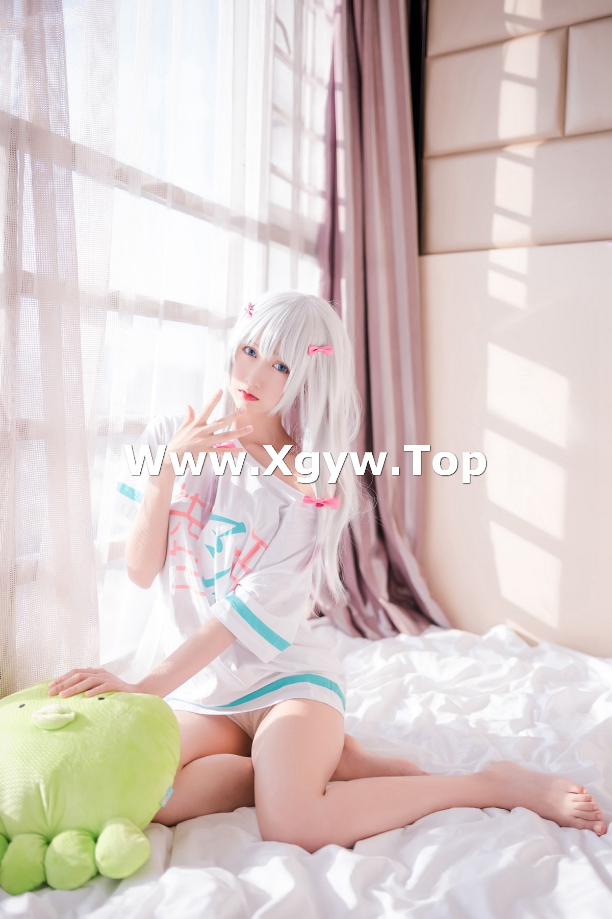 xgyw.top_萌系小姐姐木绵绵OwO沙雾主题阳光窗台私房床上性感白色服饰秀美腿迷人写真47P