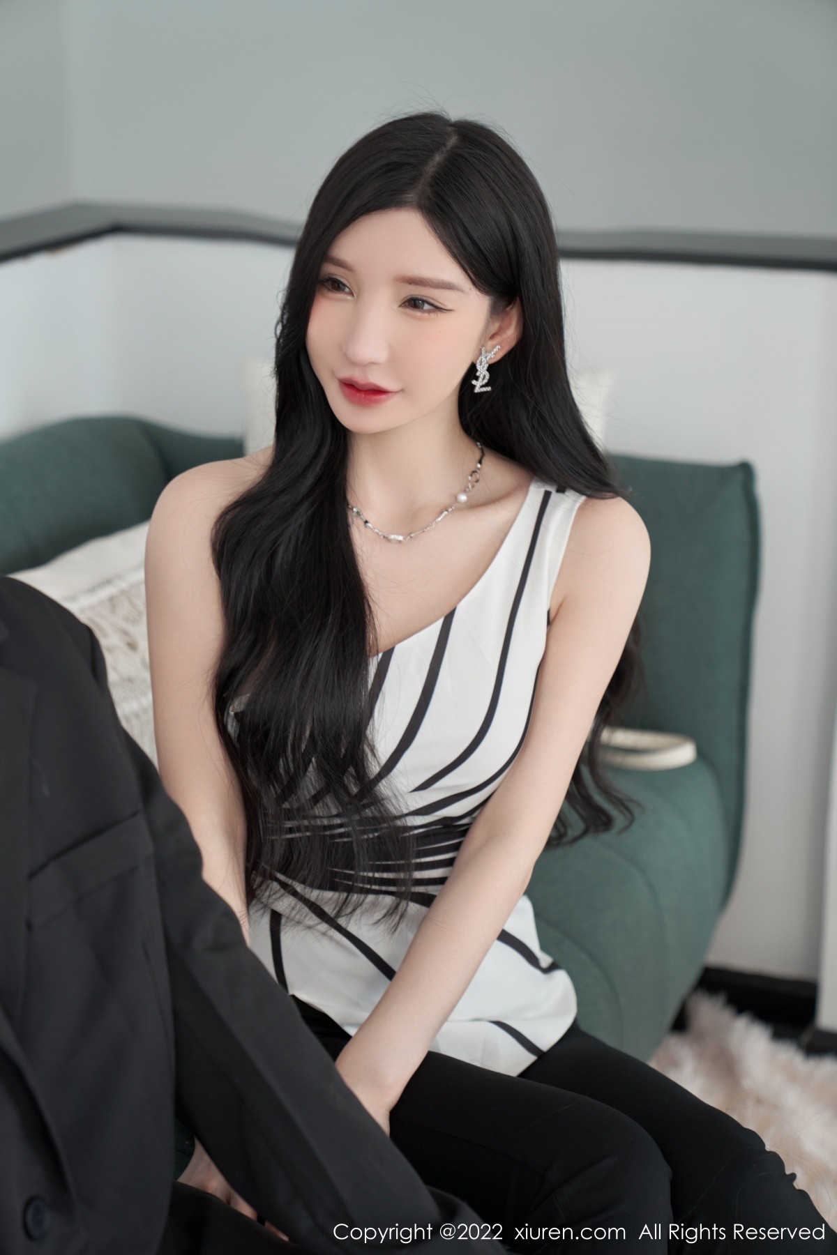 xgyw.top_XiuRen第5361期_女神周于希Sally心愿旅拍性感露肩上衣配超薄肉丝完美诱惑写真77P