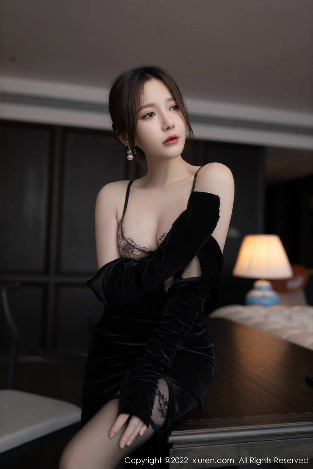 xgyw.top_XiuRen第5362期_模特鱼子酱Fish云南旅拍脱黑色露肩礼裙露蕾丝内衣迷人诱惑写真79P