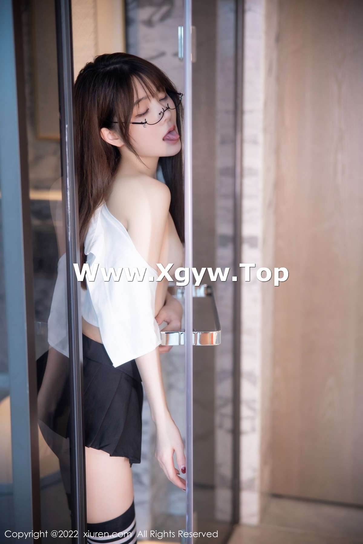 xgyw.top_XiuRen第5365期_模特婠婠么性感学妹制服白色短T配黑短裙秀曼妙身姿诱惑写真98P
