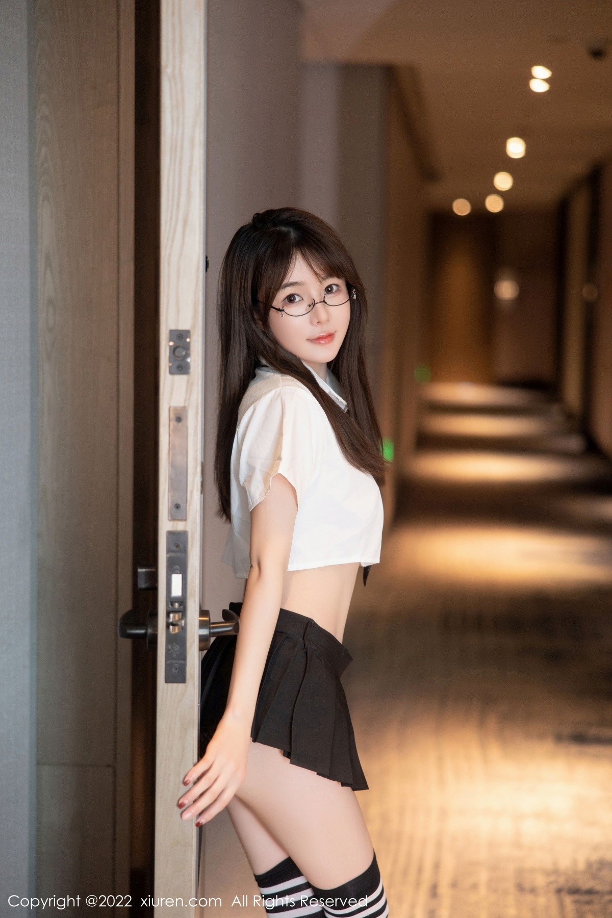 xgyw.top_XiuRen第5365期_模特婠婠么性感学妹制服白色短T配黑短裙秀曼妙身姿诱惑写真98P