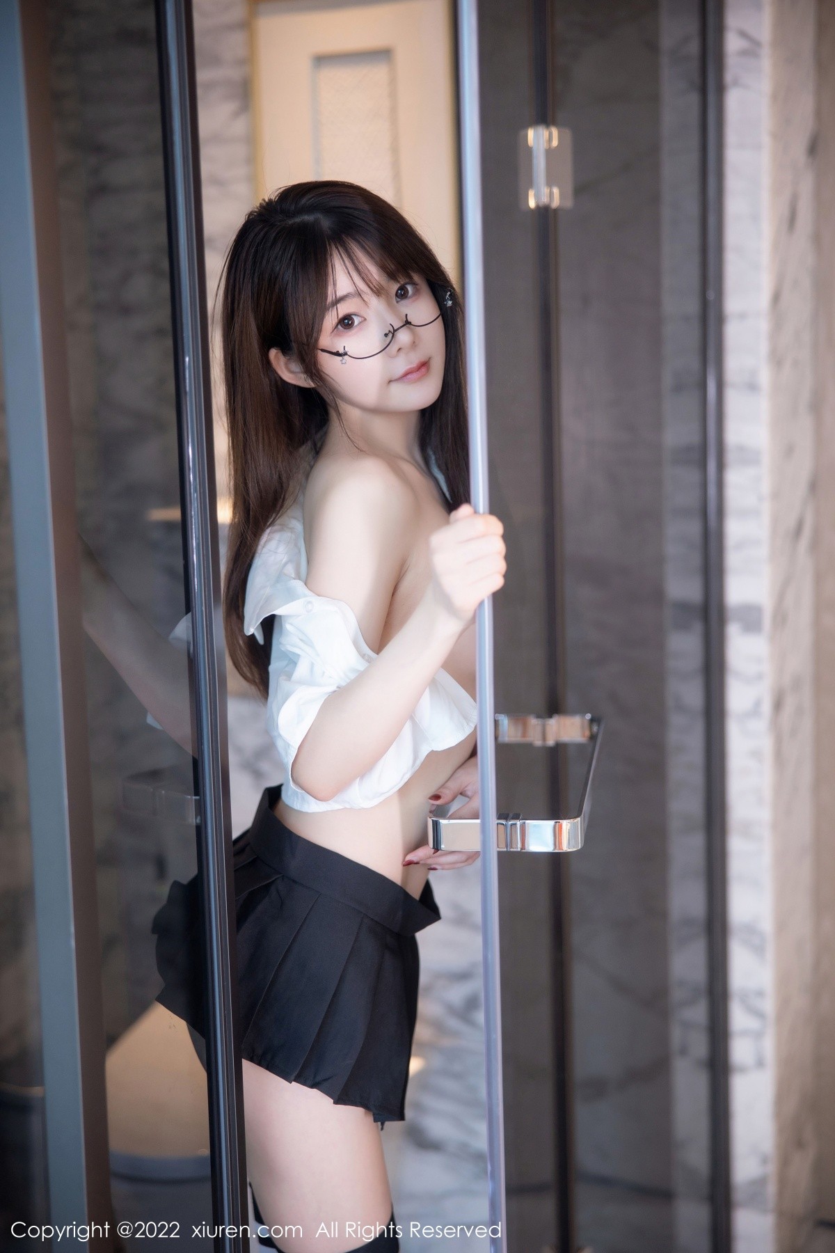 xgyw.top_XiuRen第5365期_模特婠婠么性感学妹制服白色短T配黑短裙秀曼妙身姿诱惑写真98P