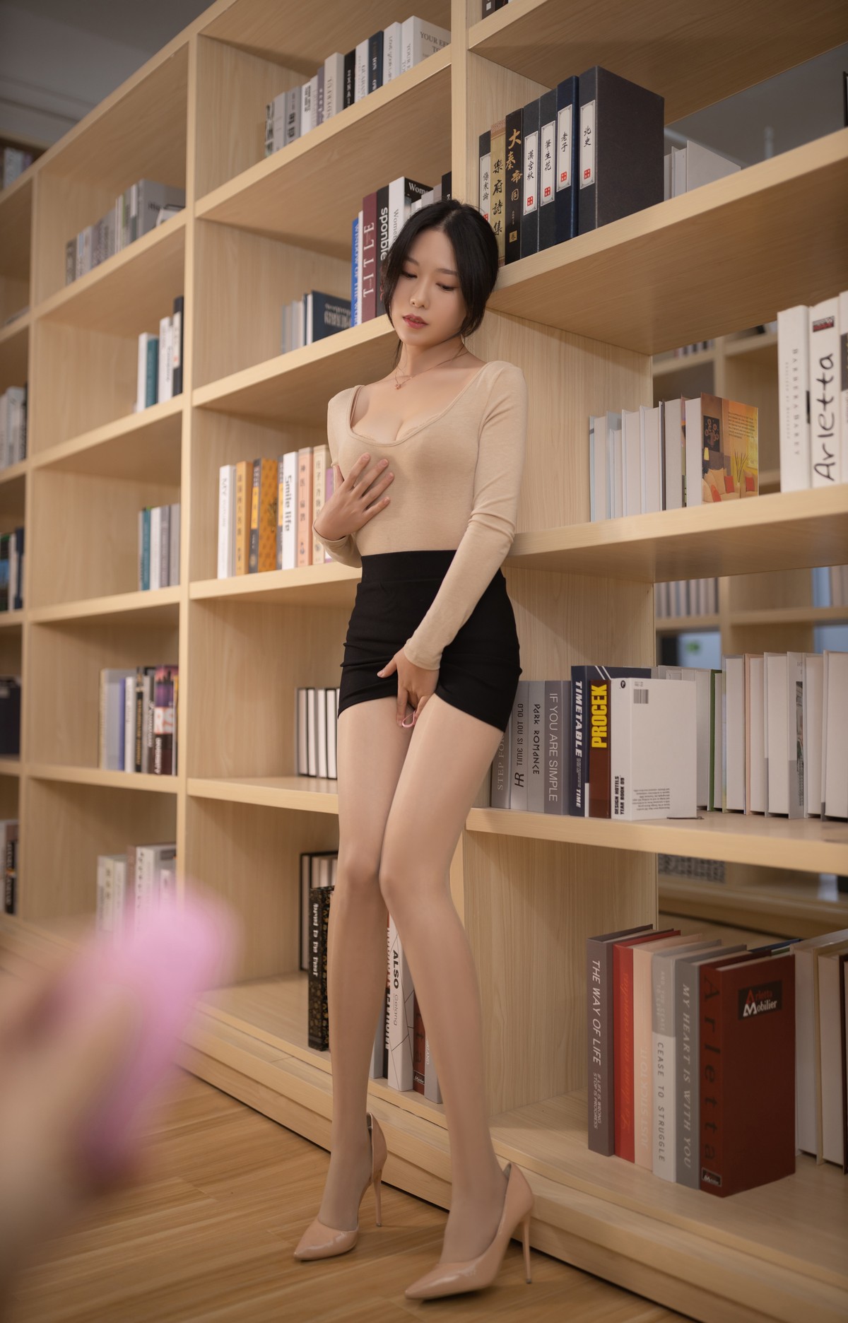 xgyw.top_微博人气Coser抖娘利世图书馆事件主题性感肉色紧身上衣配开档肉丝诱惑写真104P
