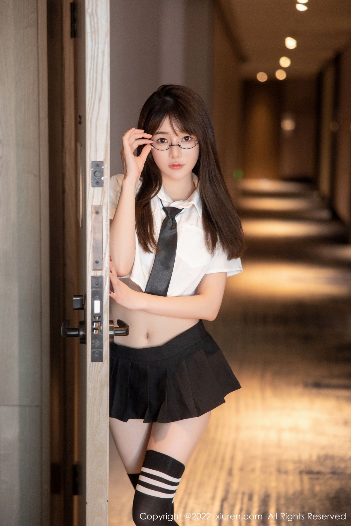 xgyw.top_XiuRen第5365期_模特婠婠么性感学妹制服白色短T配黑短裙秀曼妙身姿诱惑写真98P