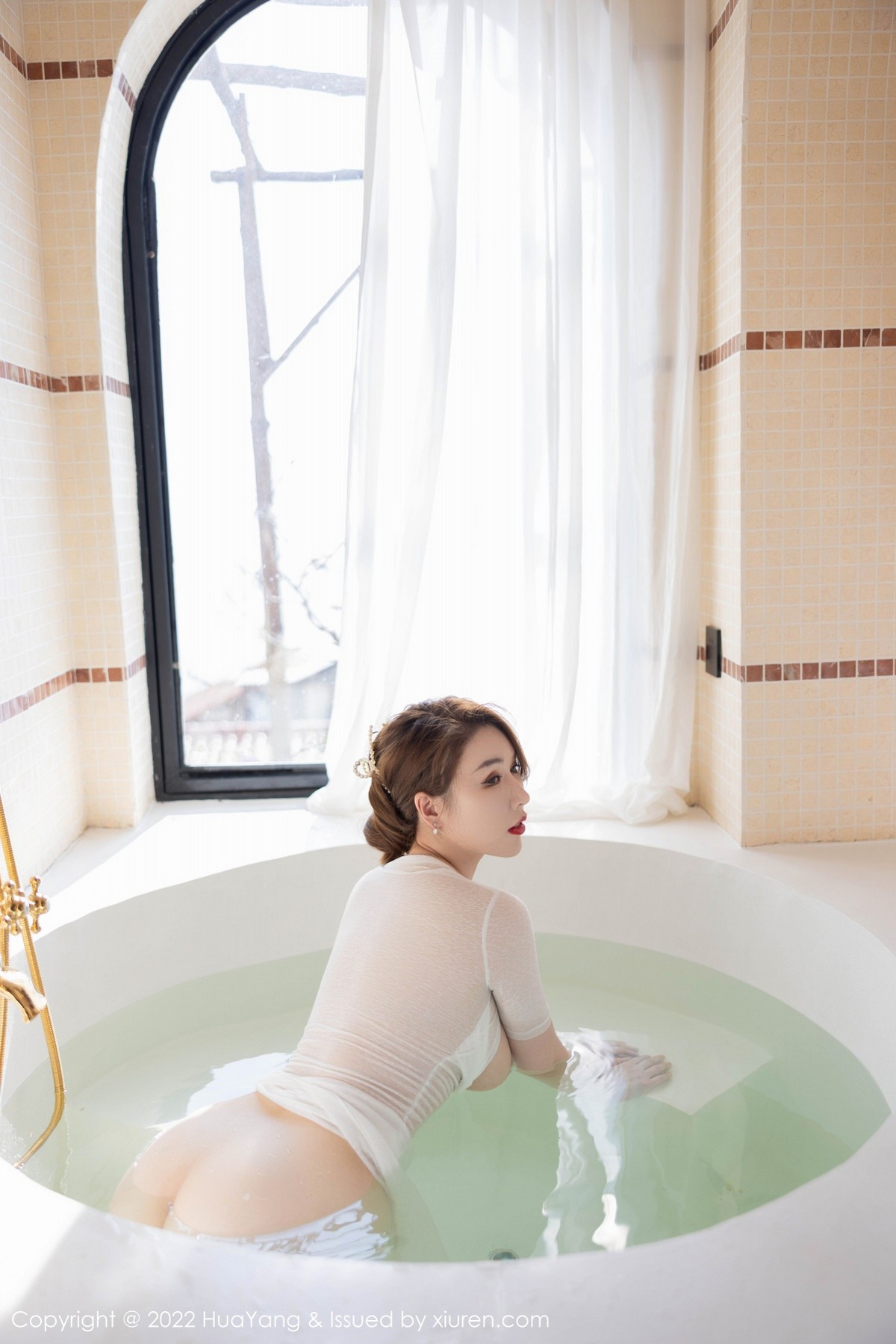 xgyw.top_[HuaYang花漾]Vol.509_女神尤妮丝Egg大理旅拍浴室白色薄透长裙秀丰满身材诱惑写真55P