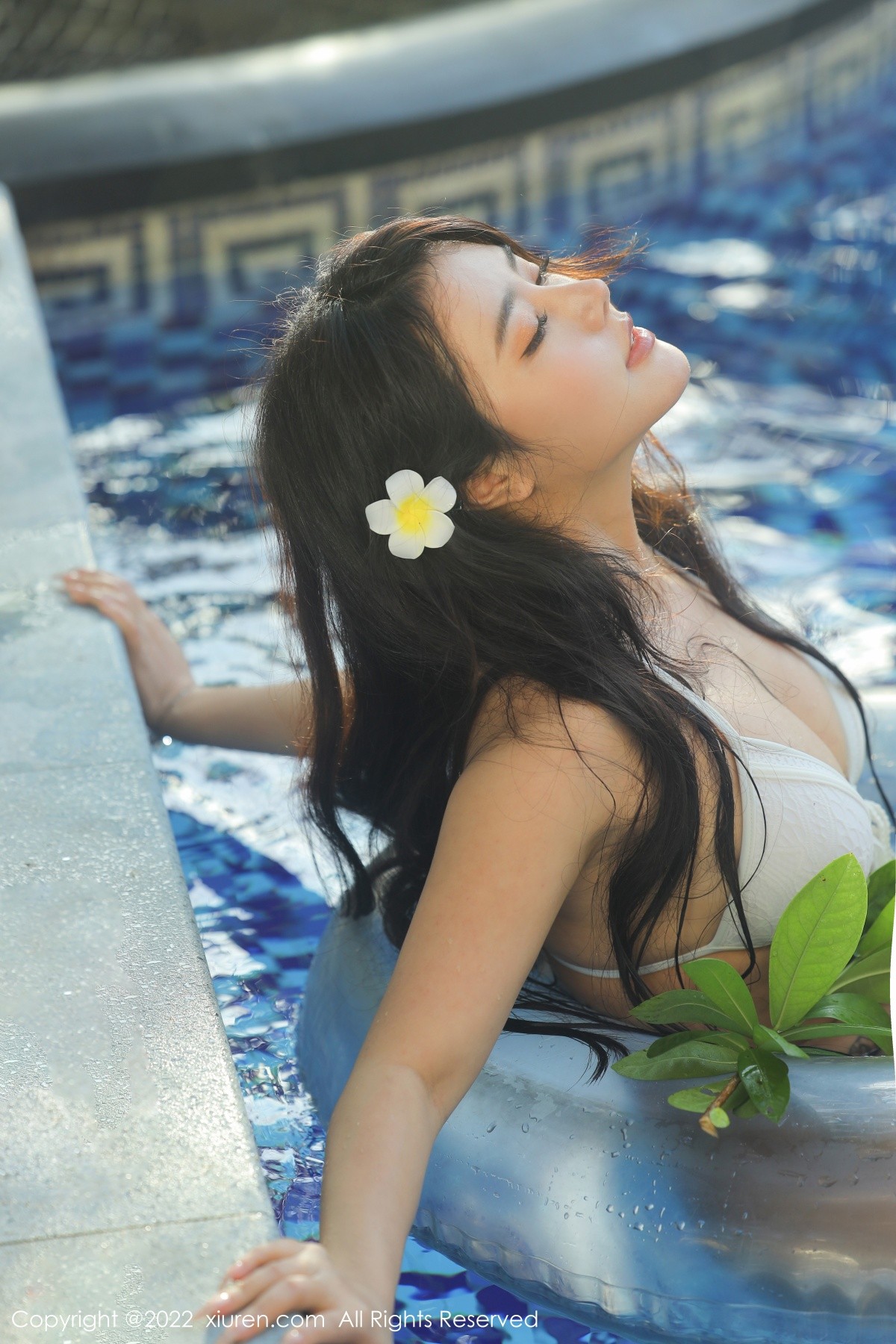 xgyw.top_XiuRen第5370期_女神Manuela玛鲁娜三亚旅拍泳池白色比基尼秀浑圆翘臀诱惑写真52P