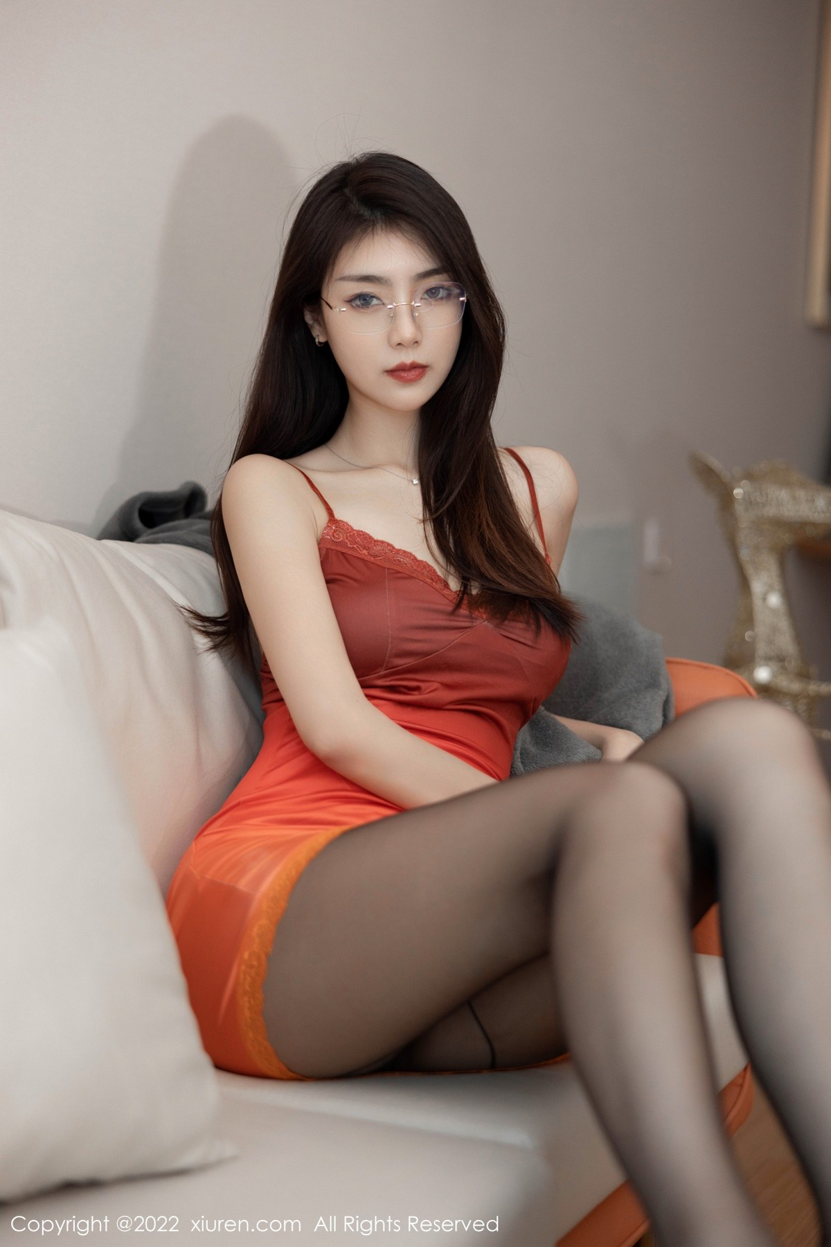 xgyw.top_XiuRen第5378期_模特可乐Vicky橙灰色连衣短裙配超薄黑丝秀翘臀美腿诱惑写真50P